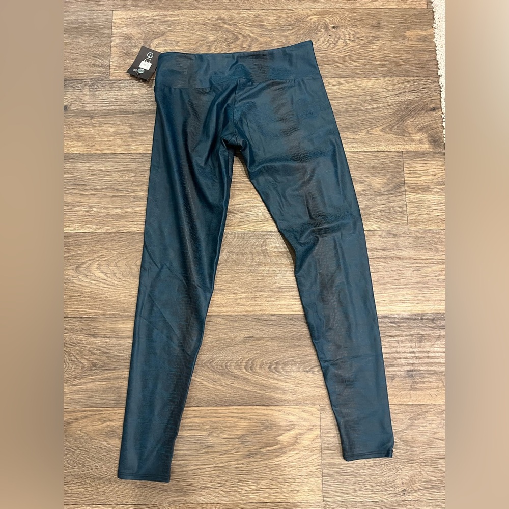 nwt s/m Onzie Blue Textured Leggings